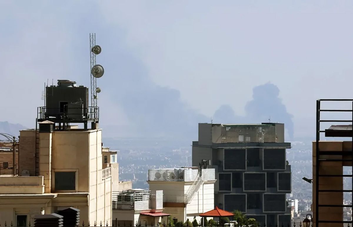 El humo se eleva tras un ataque aéreo de Israel en el centro de Teherán. Rusia advirtió a Estados Unidos sobre su participación en el conflicto. Crédito: EFE/EPA/Abedin Taherkenareh.