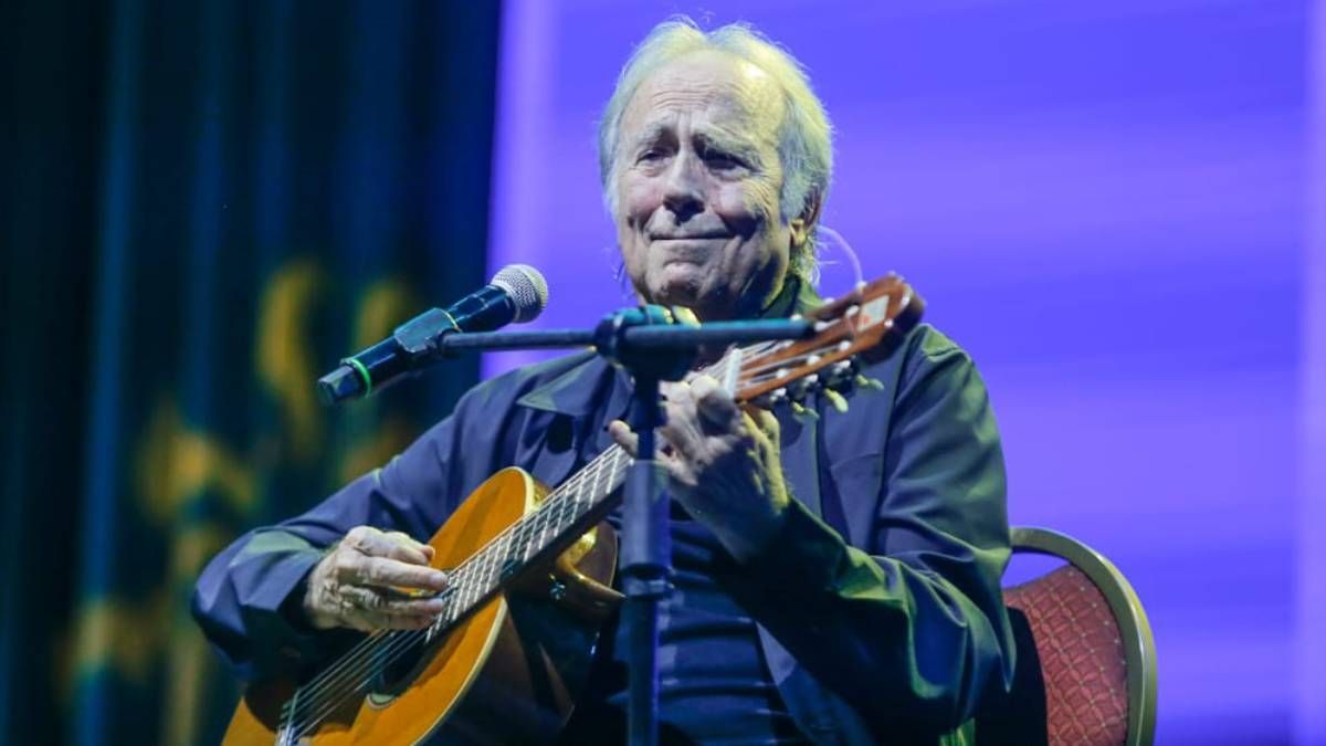 Joan Manuel Serrat se despidió de los escenarios en 2022. Este sábado volvió a cantar en Mendoza e hizo emocionar al mundo, a través de la trasmisión por Youtube. Joan Manuel Serrat se despidió de los escenarios en 2022. Este sábado volvió a cantar en Mendoza e hizo emocionar al mundo, a través de la trasmisión por Youtube.