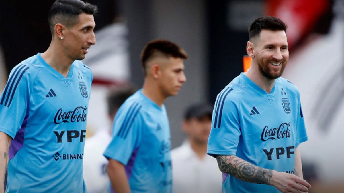 Claudio Echeverri en la práctica de la Selección argentina con Di María y Messi