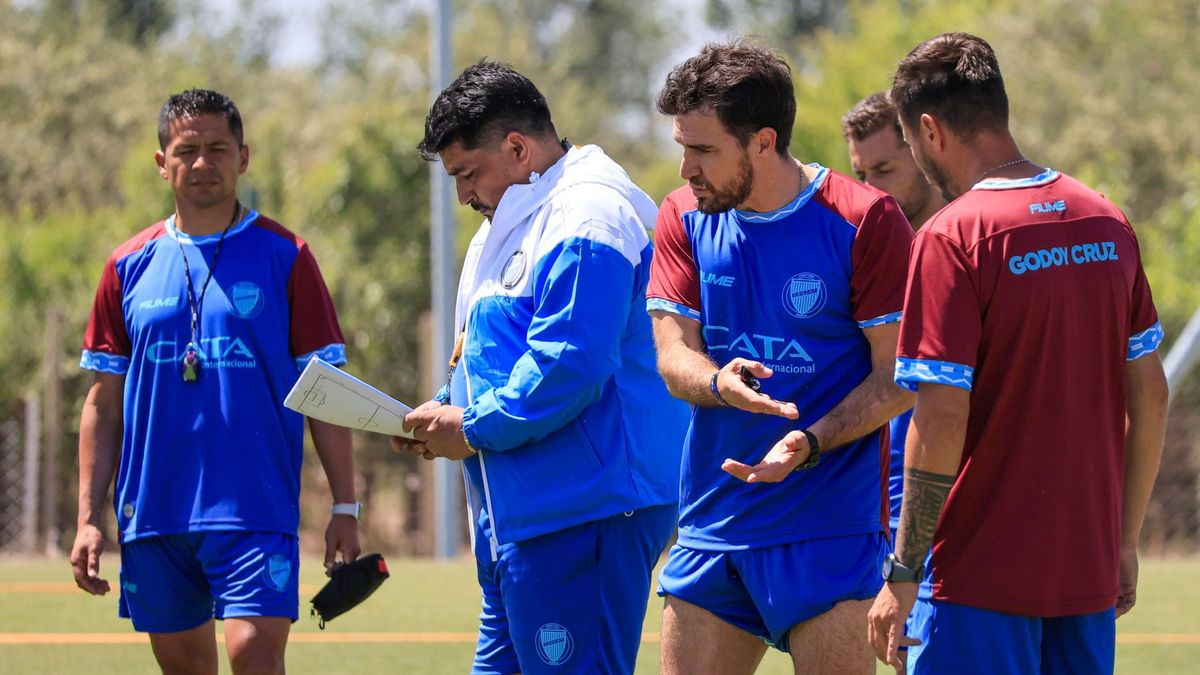 Omar Asad junto al cuerpo técnico que dirigió al equipo.