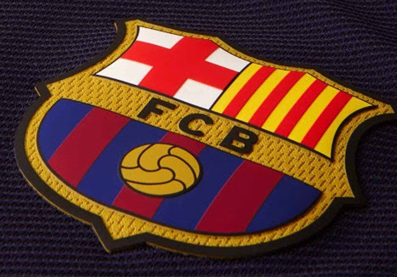 Barcelona presentó su extraña camiseta morada para la próxima temporada