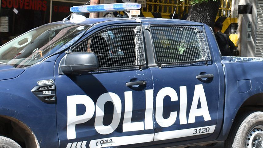 Estaban en una camioneta robada, huyeron de la policía y atropellaron a dos motociclistas