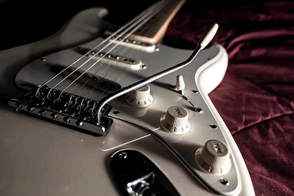 Por una guitarra Fender Stratocaster como esta el ganador de la subasta pagó más de $1,8 millón, casi 7 veces más que la base