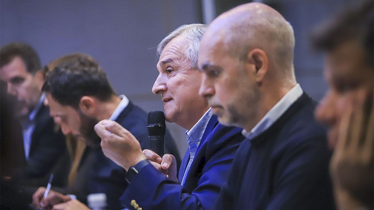 Gerardo Morales (UCR) sentado junto al jefe de gobierno porteño, Horacio Rodríguez Larreta (PRO). Dos figuras de Juntos por el Cambio.