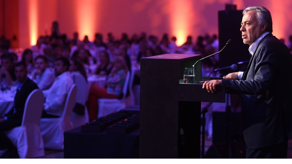 Alfredo cornejo en su discurso ante empresarios en la cena anual de AEM. Alfredo cornejo en su discurso ante empresarios en la cena anual de AEM.