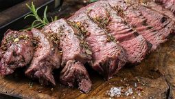 Lo mejor de la receta de lomo al trapo, es que la carne queda hecha una manteca y se llega a cortar con cuchara.
