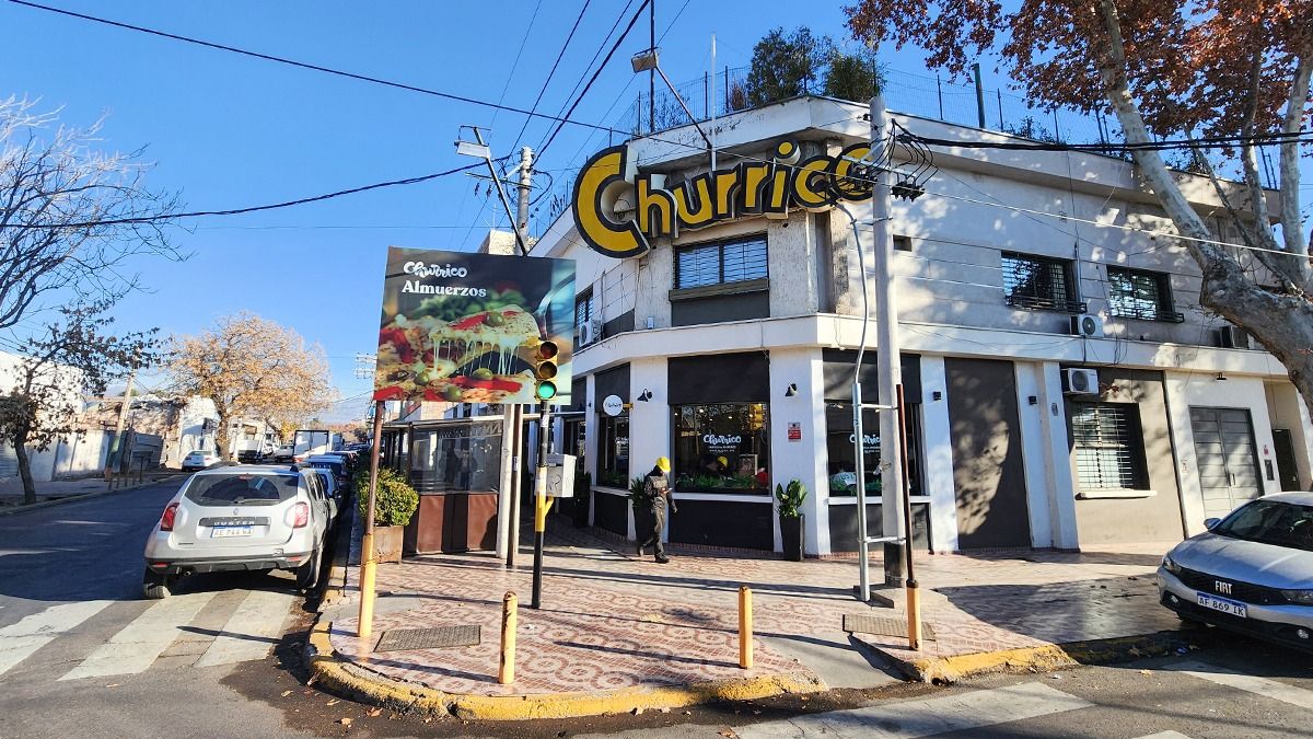 El local que dio origen a la fábrica de churros se mantiene. Está en Dorrego y hoy es una de las 10 franquicias de Churrico. El local que dio origen a la fábrica de churros se mantiene. Está en Dorrego y hoy es una de las 10 franquicias de Churrico.