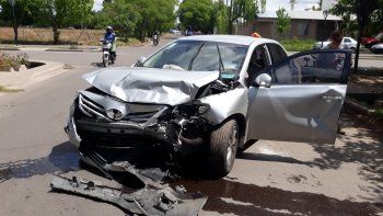 Dos conductores heridos en un choque de autos