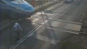 El ciclista que salió milagrosamente ileso de un aterrador choque con un tren