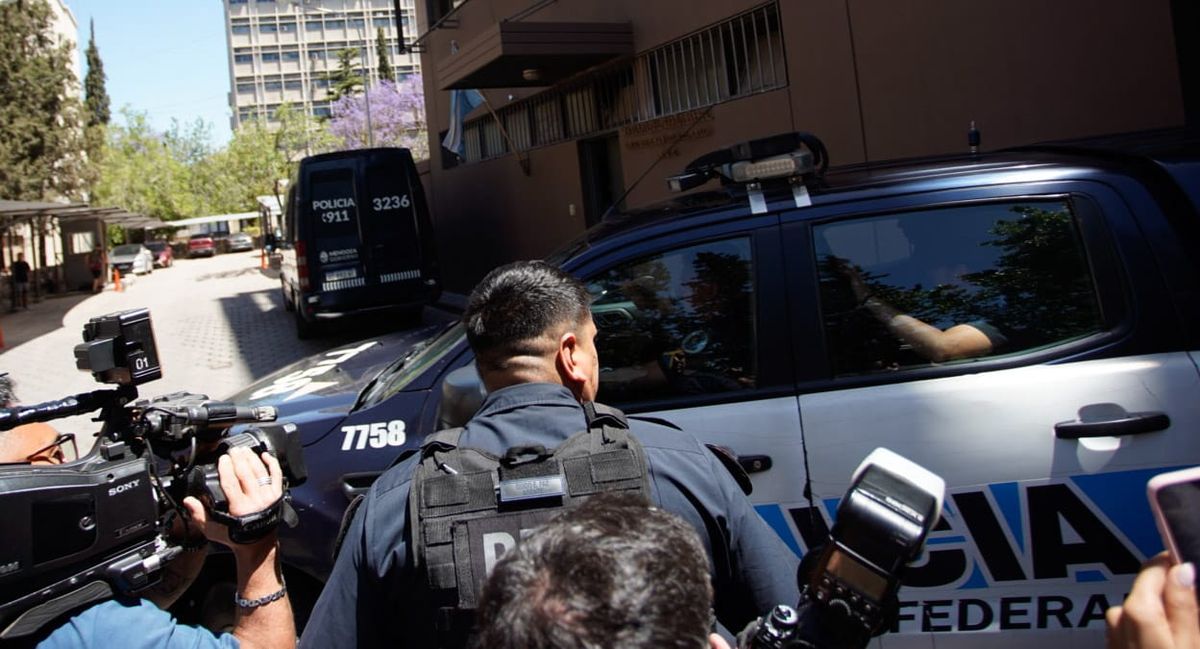 Walter Bento en un coche policial de la Federal, rumbo a la delegación local de esa institución, en calle Perú. Walter Bento en un coche policial de la Federal, rumbo a la delegación local de esa institución, en calle Perú.