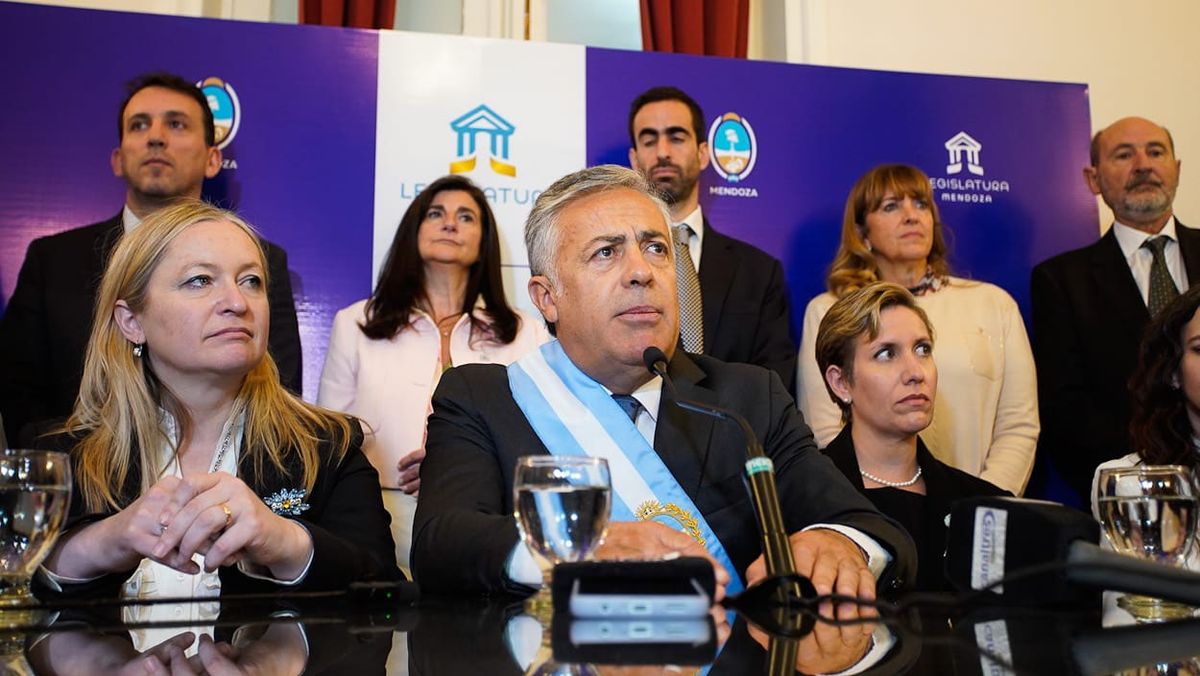 El gobernador junto a su vice, Hebe Casado; y la ministra de Energía, Jimena Latorre. El gobernador junto a su vice, Hebe Casado; y la ministra de Energía, Jimena Latorre.