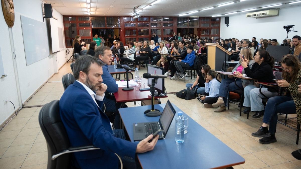 Nieri le apuntó a Sergio Massa por su propuesta de elevar el presupuesto educativo a 8 puntos del PBI. Nieri le apuntó a Sergio Massa por su propuesta de elevar el presupuesto educativo a 8 puntos del PBI.