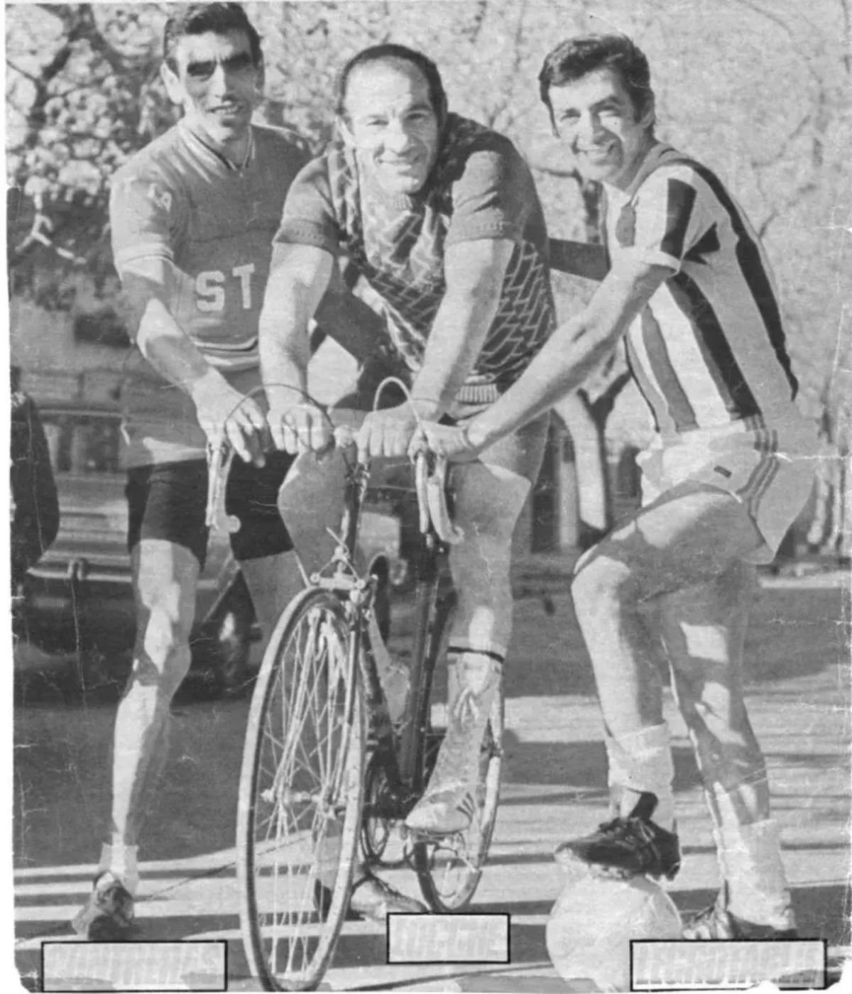 La recordada foto que fue tapa de la revista El Gráfico. El ciclista Ernesto Contreras, el boxeador Nicolino Locche y el futbolista Víctor Legrotaglie. Eran dioses en el Olimpo del deporte mendocino, y reconocidos fuera de nuestro límites. La recordada foto que fue tapa de la revista El Gráfico. El ciclista Ernesto Contreras, el boxeador Nicolino Locche y el futbolista Víctor Legrotaglie. Eran dioses en el Olimpo del deporte mendocino, y reconocidos fuera de nuestro límites.