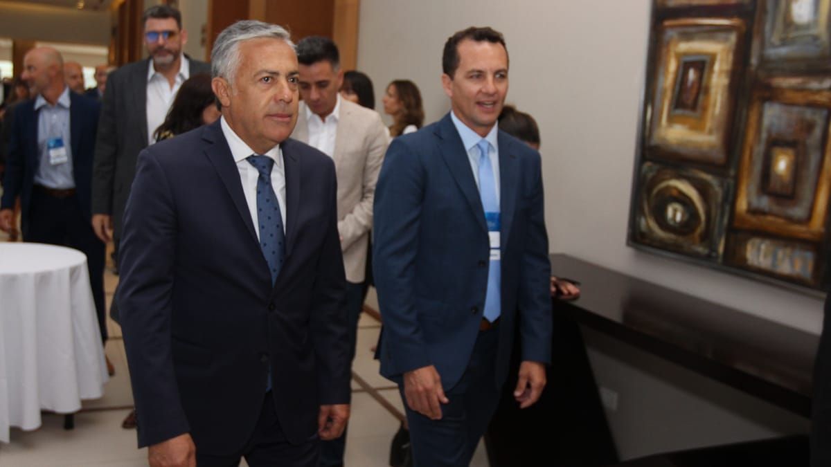 Alfredo Cornejo junto a Eduardo Pulenta en el 5º Foro de Inversiones y Negocios.