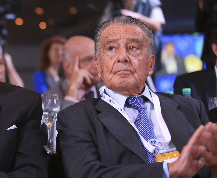 Aeropuertos Argentina 2000, del magnate Eduardo Eurnekian, seguirá controlando 33 aeropuertos comerciales de Argentina, incluyendo el aeropuerto de Mendoza.&nbsp;