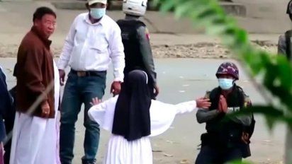 En Myanmar ¡No disparen contra los niños!. La hermana Ann Rose Nu Twang se arrodilla, extiende los brazos en cruz y suplica a las fuerzas birmanas  