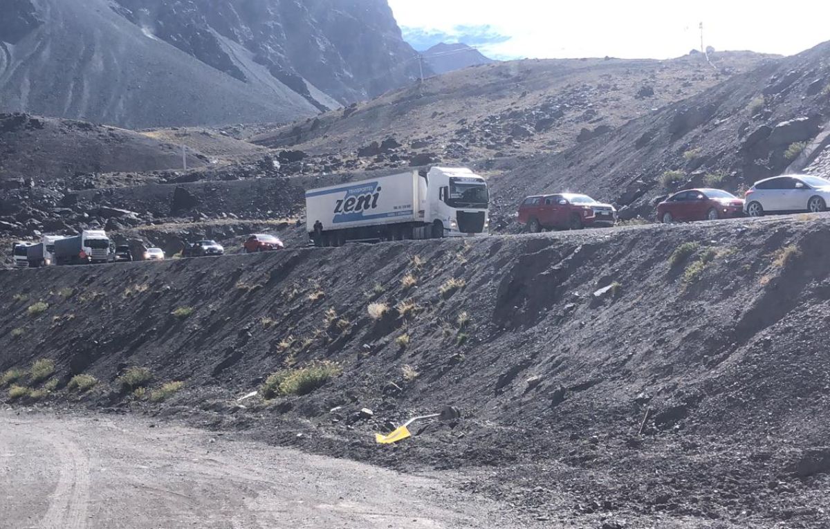 Autoridades trasandinas pidieron precaución por el alto tránsito en la zona de Caracoles en Chile.