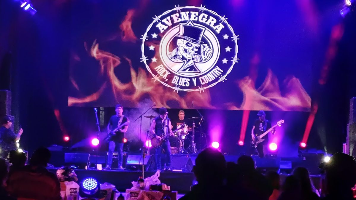 Ave Negra tiene un set muy potente y vuelven a tocar para los motociclistas. Ave Negra tiene un set muy potente y vuelven a tocar para los motociclistas.