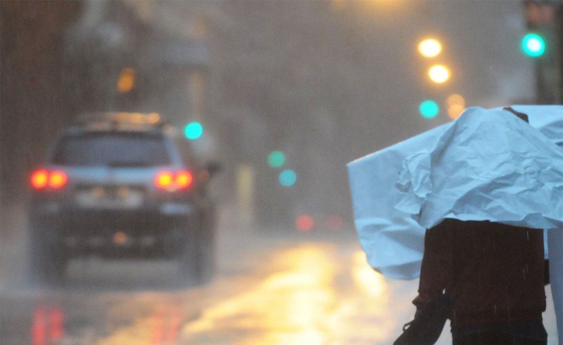 El SMN emitió durante la madrugada del lunes dos alertas por tormentas fuertes en el norte y en el centro del país, incluyendo la zona centro de Mendoza. Foto: NA.