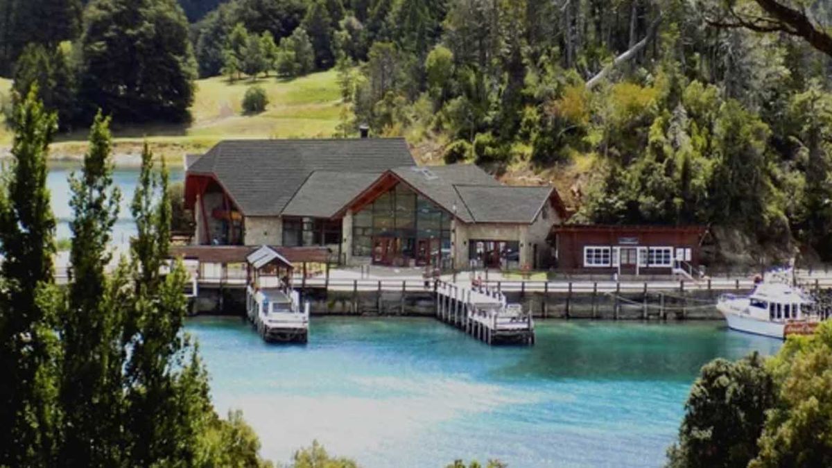 Puerto Pañuelo es un lugar muy lindo de Bariloche y desde allí parten varias excursiones con turistas locales y extranjeros Puerto Pañuelo es un lugar muy lindo de Bariloche y desde allí parten varias excursiones con turistas locales y extranjeros