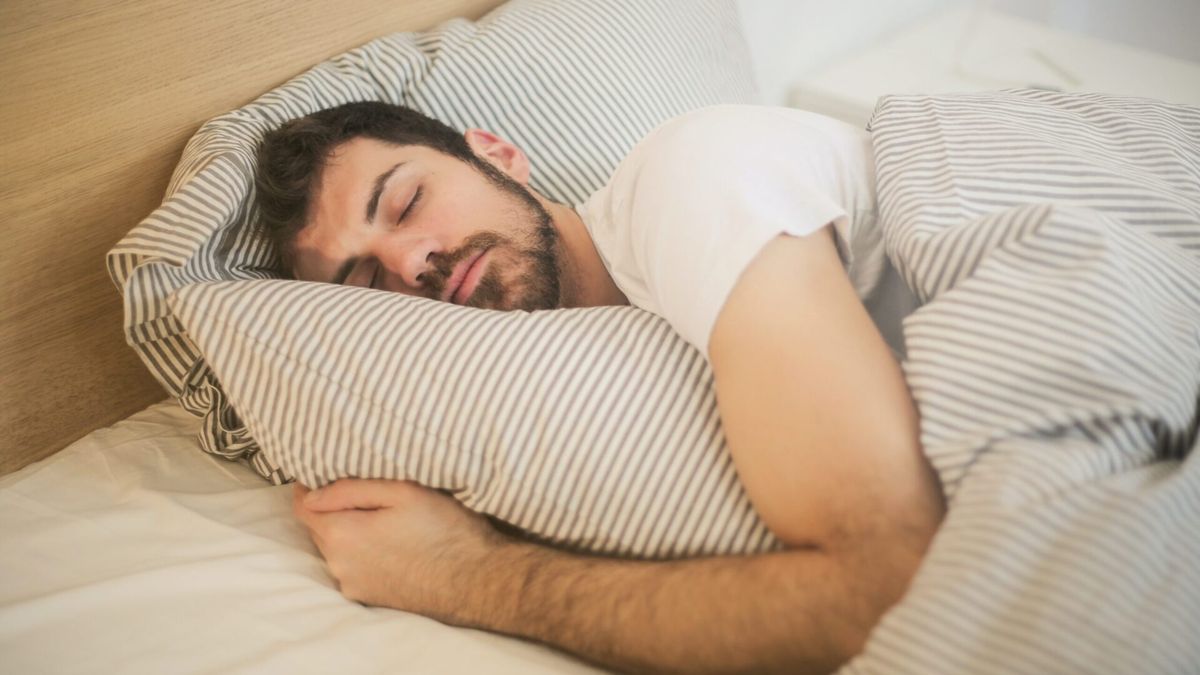 Tu temperatura corporal central baja aproximadamente dos horas antes de dormir. Tu temperatura corporal central baja aproximadamente dos horas antes de dormir.