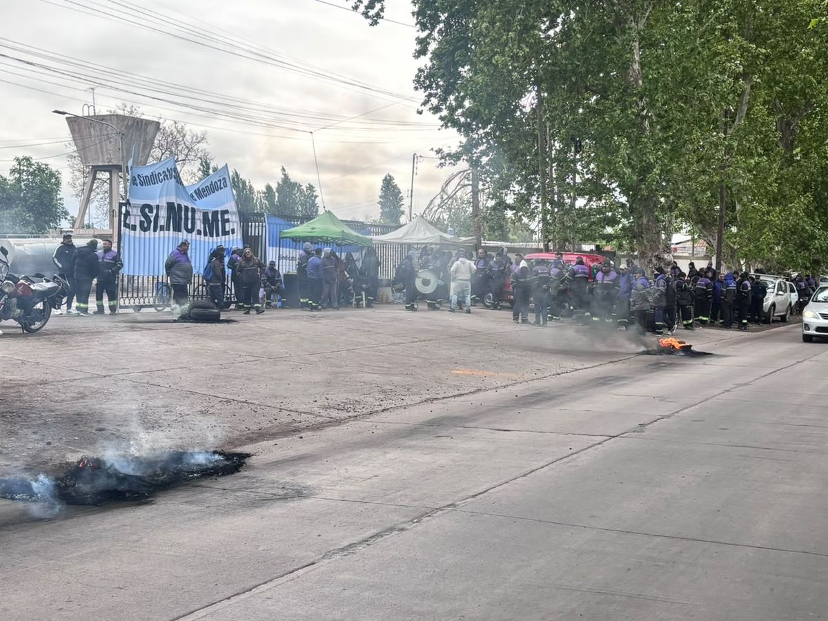 Los empleados municipales de Guaymallén decidieron un paro en reclamo del recorte de adicionales que decidió el intendente Marcos Calvente. Los empleados municipales de Guaymallén decidieron un paro en reclamo del recorte de adicionales que decidió el intendente Marcos Calvente.