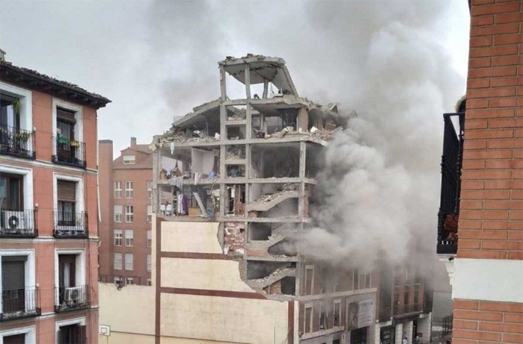 Madrid en alerta tras la explosión de un edificio en la capital de España que habría dejado varios muertos. Al menos los 6 pisos superiores fueron destruidos. 