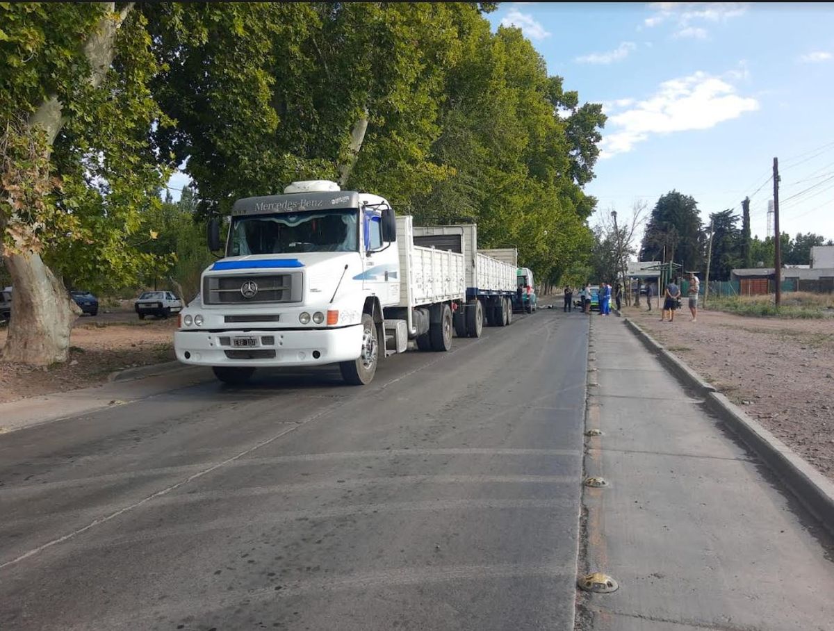 El conductor del camión se detuvo tras el choque. El conductor del camión se detuvo tras el choque.