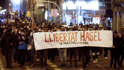 La detención del rapero Pablo Hasel sigue generando protestas en Cataluña y otras ciudades, en la última jornada de manifestaciones hubo 34 detenidos y varios heridos