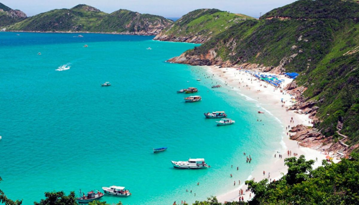 Arraial do Cabo se ubica en la Región de los Lagos de Río de Janeiro.