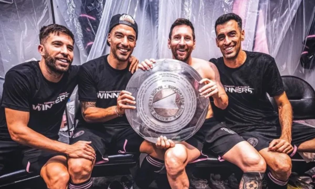 photoLionel Messi le dice adiós a otro compañero multicampeón.