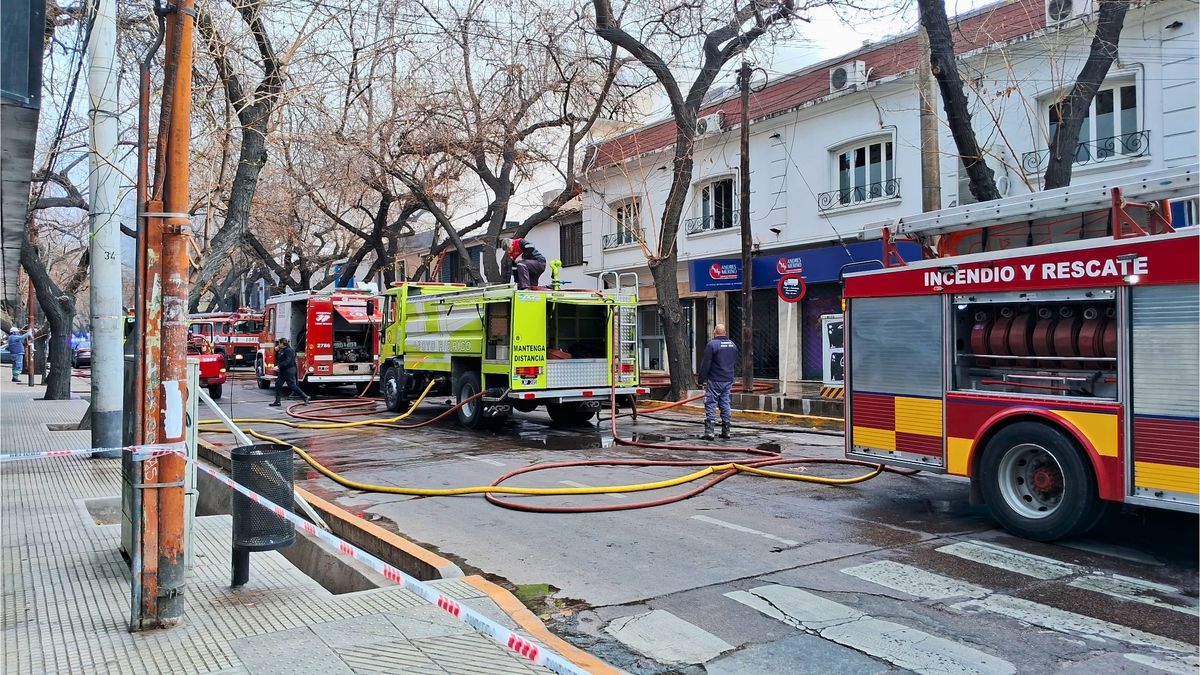 El trabajo de Bomberos en el local de electrónica de la Ciudad de Mendoza. El trabajo de Bomberos en el local de electrónica de la Ciudad de Mendoza.