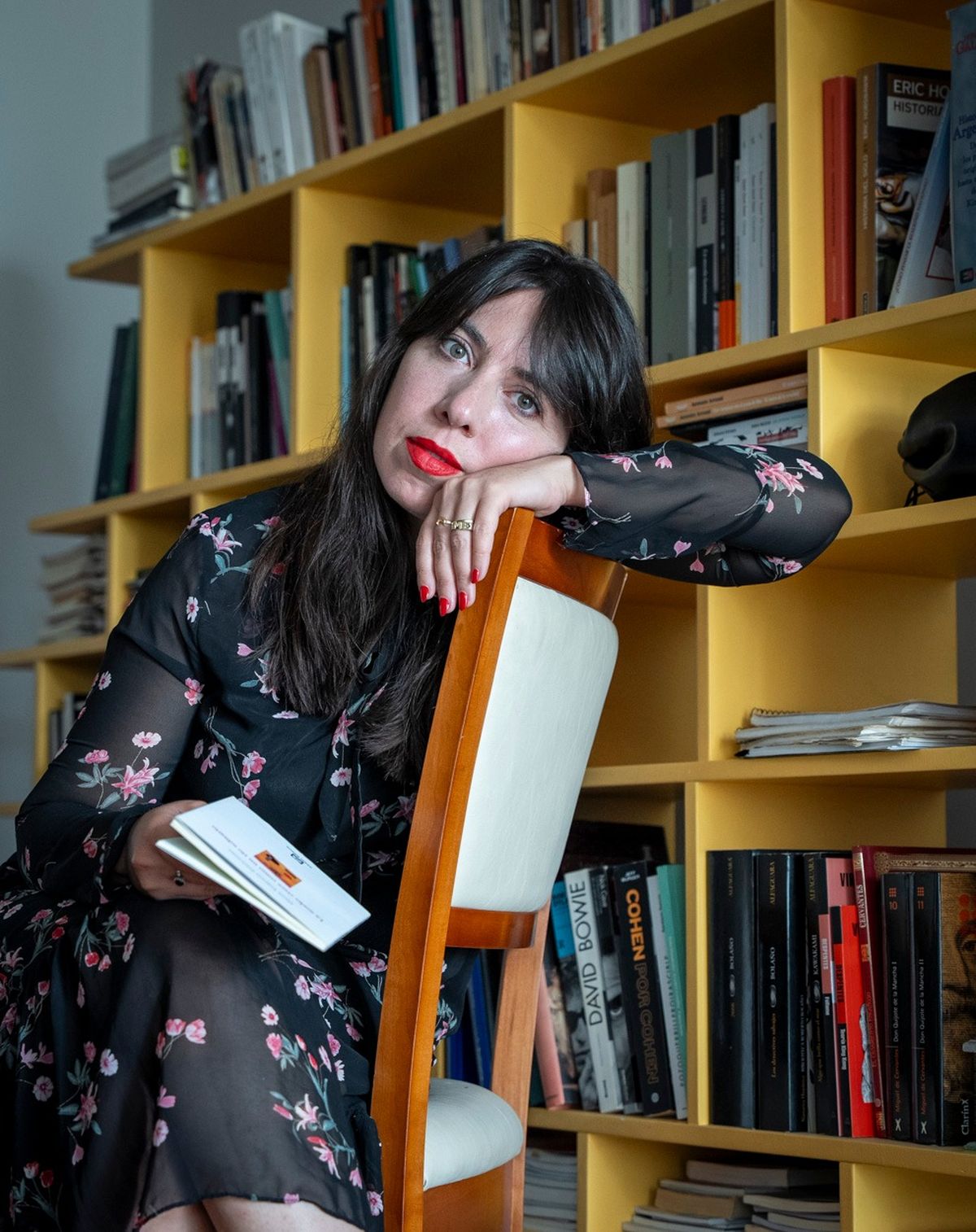 La psicóloga tiene dos libros de poesía publicados, género literario que la llevó a componer sus propias canciones. La psicóloga tiene dos libros de poesía publicados, género literario que la llevó a componer sus propias canciones.