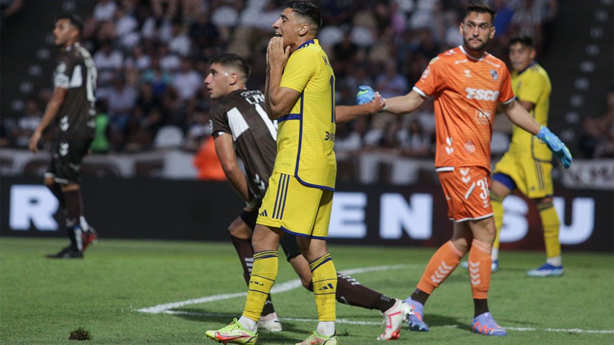 Miguel Merentiel se lamenta por una situación que perdió Boca.