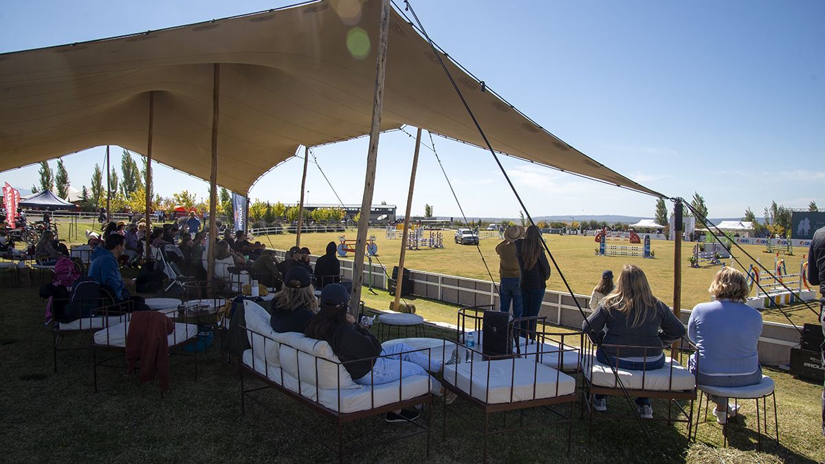 Casa David Wines and Horses la familia de Oscar David buscó plasmar la pasión por Mendoza, sus paisajes, la gastronomía, el vino y los caballos.