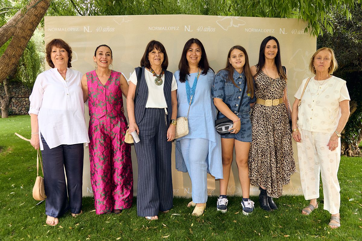 Las invitadas a festejar el aniversario de Norma López: Lilian del Monte, Romina López, Marta Escoda, Marcela Escoda, Vicky Guzman, Noelia Riveros y Angélica Ramírez. Las invitadas a festejar el aniversario de Norma López: Lilian del Monte, Romina López, Marta Escoda, Marcela Escoda, Vicky Guzman, Noelia Riveros y Angélica Ramírez.