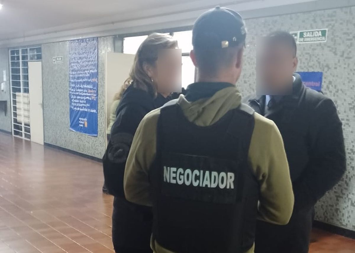 Los agentes de los grupos especiales durante el operativo en la UTN.