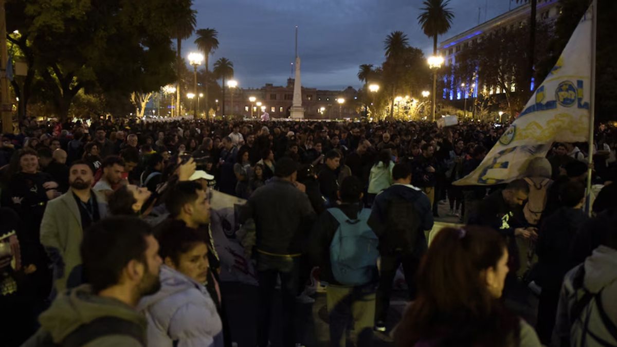 Banderas y consternación en Plaza de Mayo para despedir al Indio Solari. Banderas y consternación en Plaza de Mayo para despedir al Indio Solari.