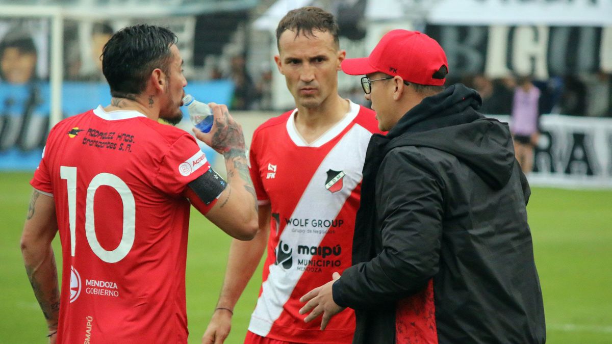 Luis García habla con Gonzalo Klusener y Rubens Sambueza. Luis García habla con Gonzalo Klusener y Rubens Sambueza.