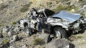 Una camioneta desbarrancó por una fuerte ráfaga de viento y quedó destruida