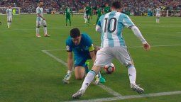 ¡Cerrá las piernas! El arquero que se comió el caño de Messi hizo su descargo