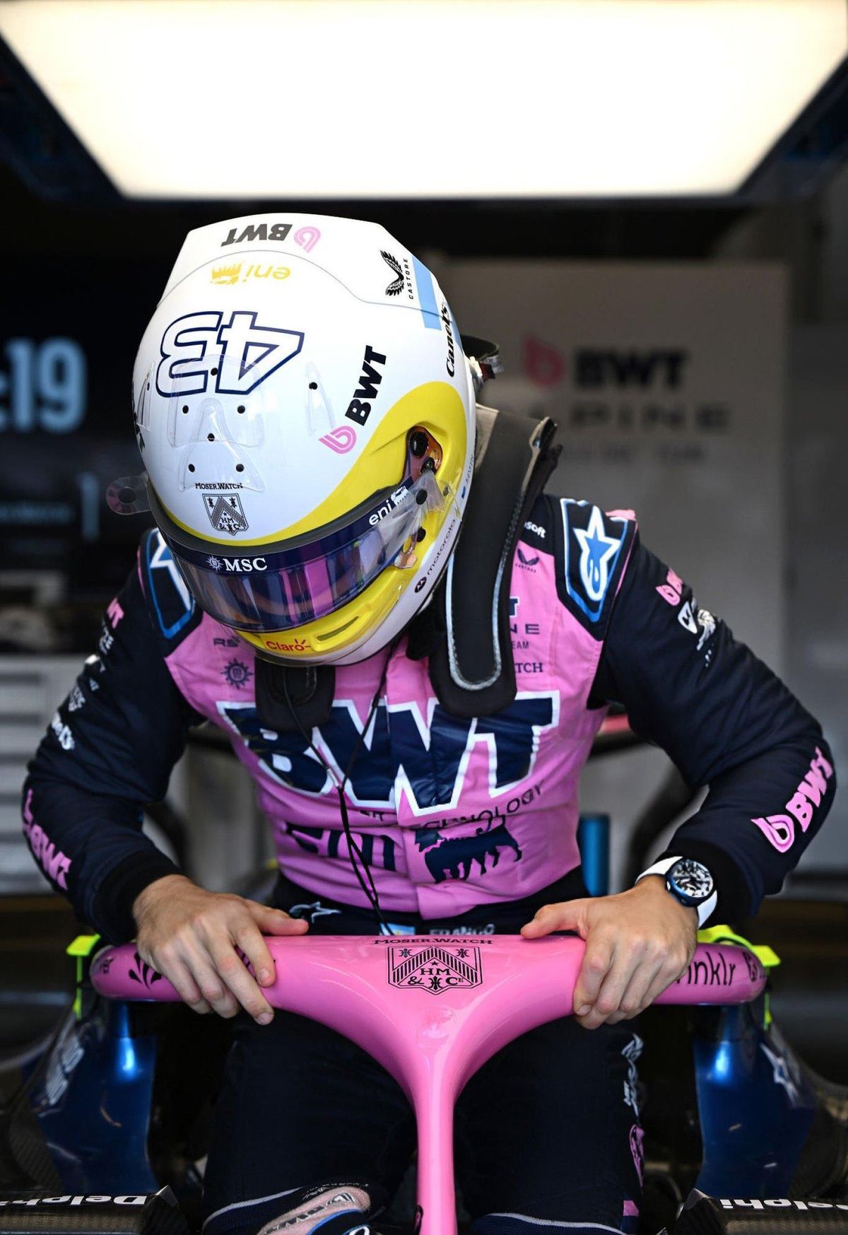 Franco Colapinto con el nuevo casco que utilizar&aacute; en el GP de Estados Unidos de F&oacute;rmula 1.