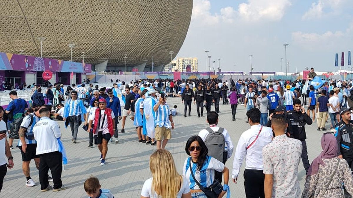 Las inmediaciones del estadio Lusail está lleno de fanáticos.