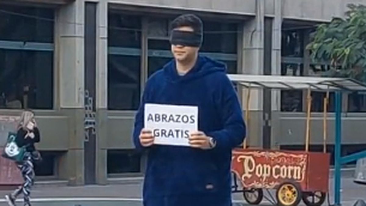 Se vendó los ojos y ofreció abrazos gratis. 