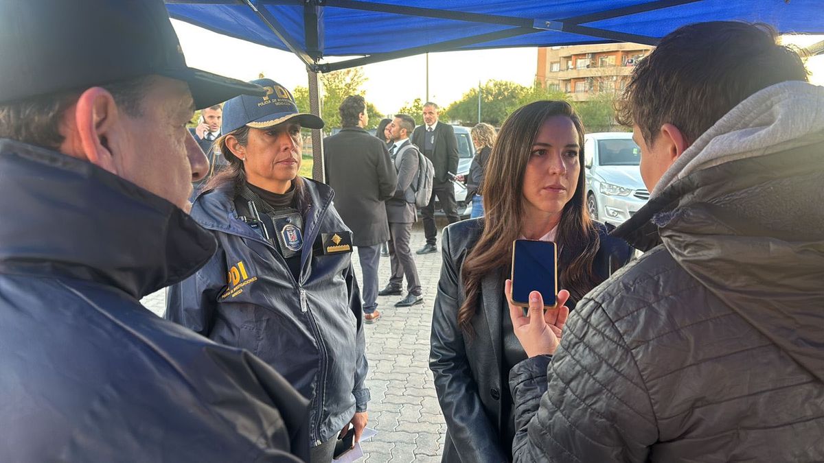 La ministra de Seguridad, Mercedes Rus, estuvo presente en los allanamientos realizados en Guaymallén. La ministra de Seguridad, Mercedes Rus, estuvo presente en los allanamientos realizados en Guaymallén.