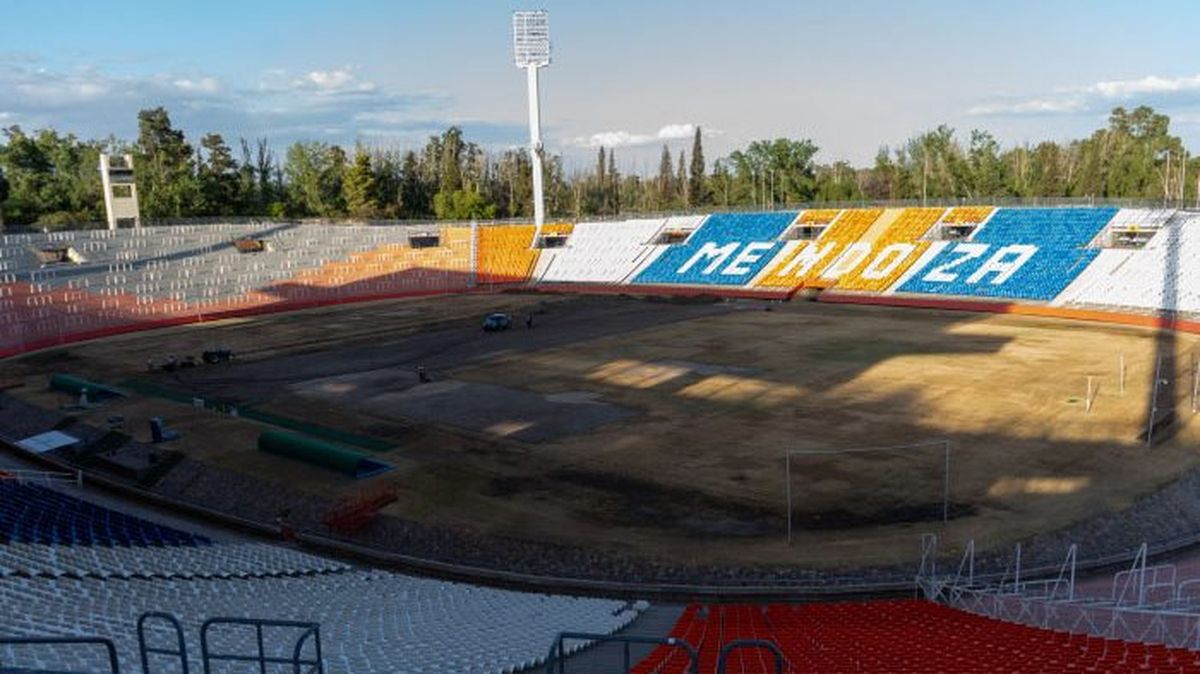 Desde el 2 de enero comenzaron los trabajos de colocación de césped nuevo en el Estadio Malvinas Argentinas. Desde el 2 de enero comenzaron los trabajos de colocación de césped nuevo en el Estadio Malvinas Argentinas.