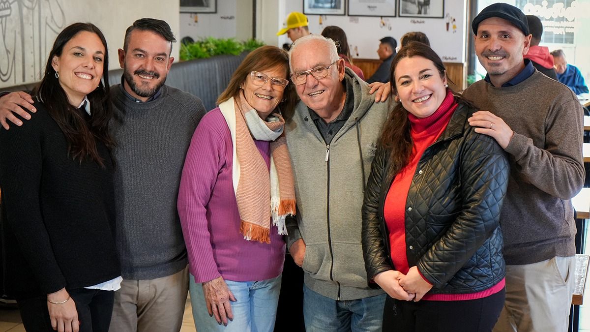 Daniel y Adriana posan con sus hijos Luciana, Facundo, Laura y Julio. Daniel y Adriana posan con sus hijos Luciana, Facundo, Laura y Julio.