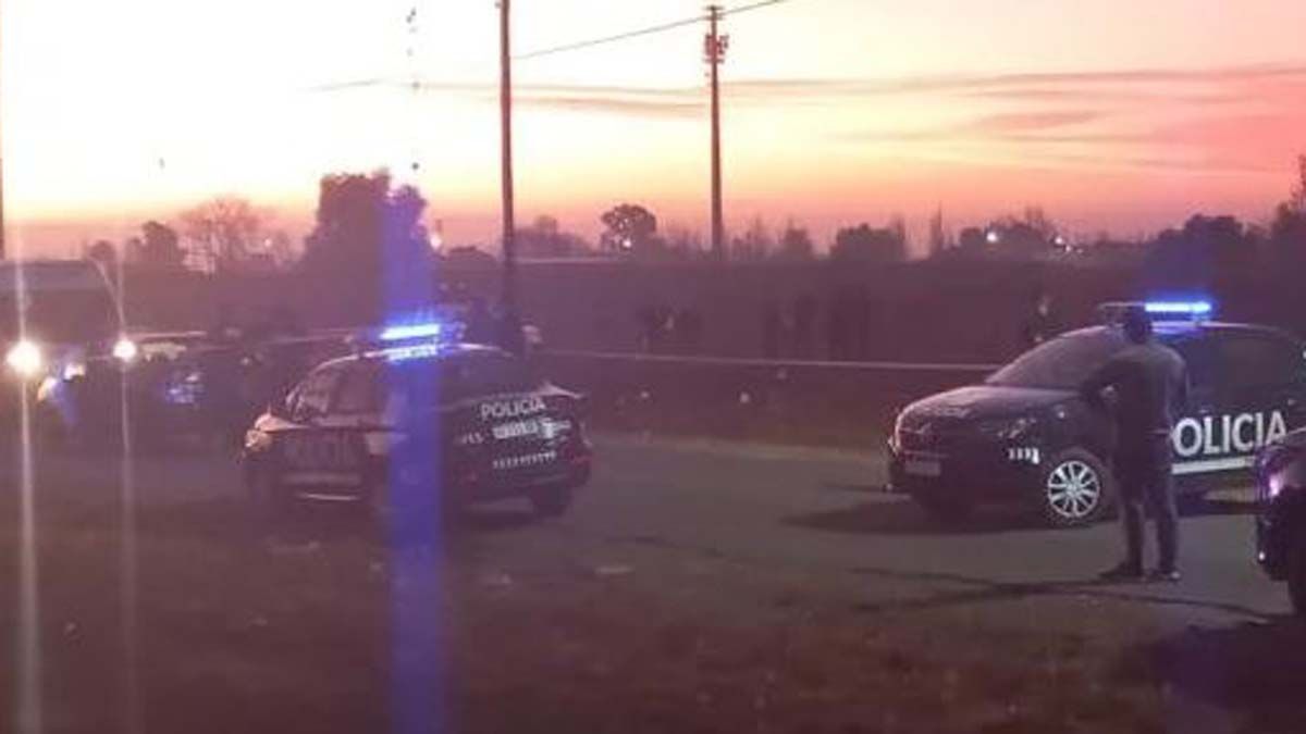 Madre e hija fueron embestidas por un Jeep cuando circulaban por la lateral Norte de la Ruta 7, frente al barrio El Nevado, en San Martín. Madre e hija fueron embestidas por un Jeep cuando circulaban por la lateral Norte de la Ruta 7, frente al barrio El Nevado, en San Martín.