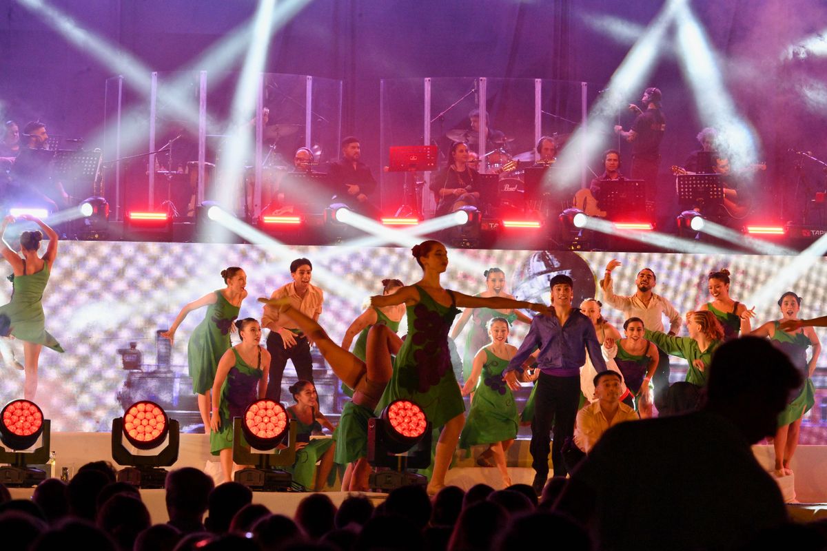 "Origen y futuro" se denominó la Fiesta de la Vendimia de Godoy Cruz. "Origen y futuro" se denominó la Fiesta de la Vendimia de Godoy Cruz.