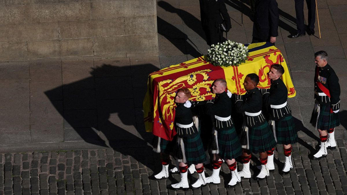 El féretro de Isabel II llegó a Londres para seis días de homenajes y un funeral de Estado